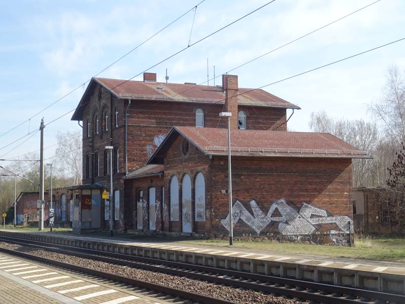 Bahnhof Bergwitz. Denkmalgeschütztes Empfangsgebäude mit Bahnsteigen.