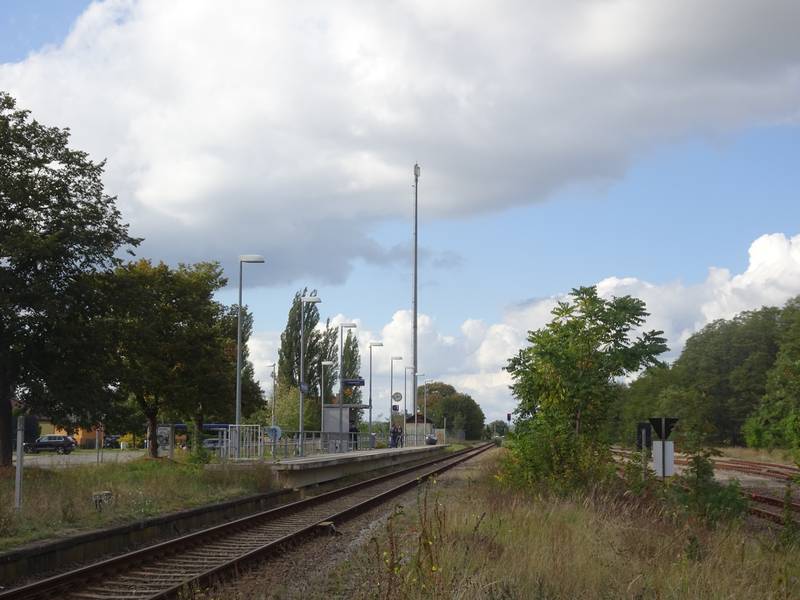 Bahnhof Premnitz Nord, Bahnsteig, im Hintergrund links vom Gleis das alte Empfangsgeböude