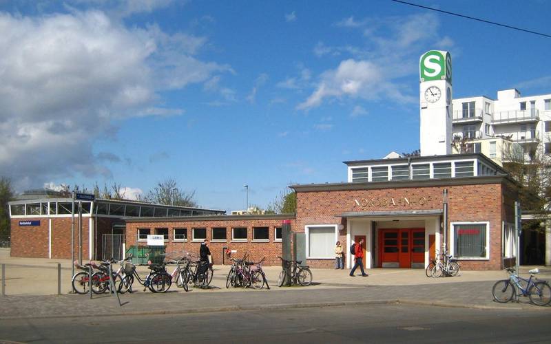 Berlin, Mitte, Invalidenstrasse 20, S-Bahnhof Nordbahnhof.jpg