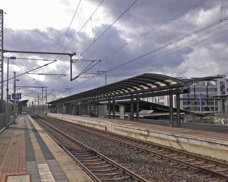 Bottrop Hbf Pbf: Bahnsteige des Personenbahnhofs in Blickrichtung Südwesten.