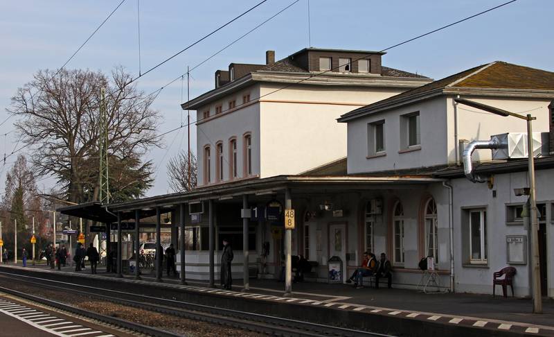 The railway sation in Eltville seen from the platform side.