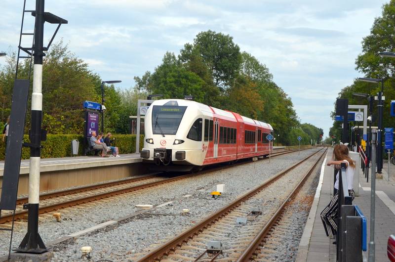 Een Arriva Spurt passeert het Station Zuidhorn op weg naar Leeuwarden. Foto: Erik Swierstra.