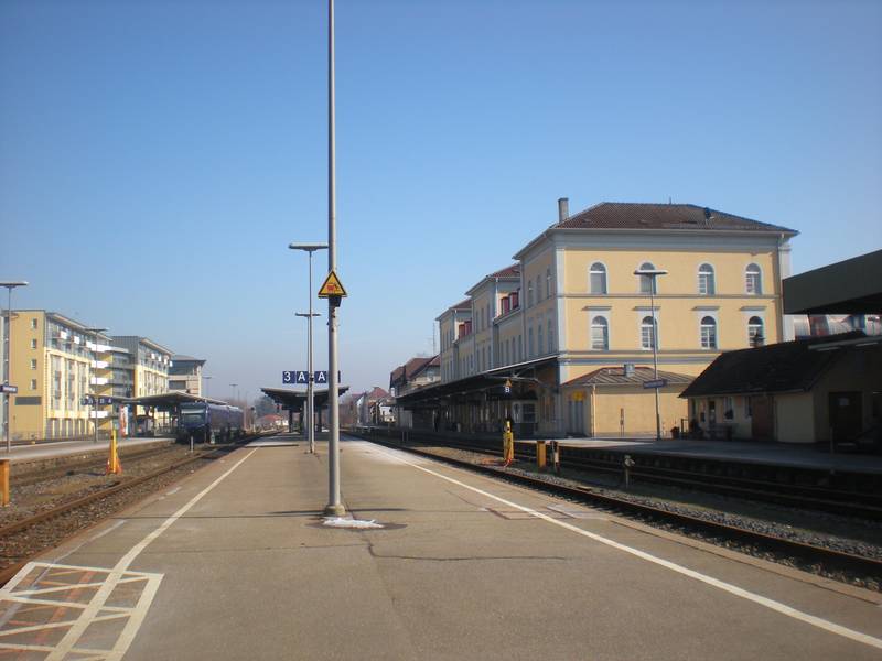 Bahnsteige und Bahnhofsgebäude des Bahnhofs Friedrichshafen Stadt
