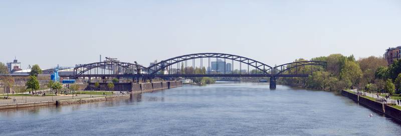 Frankfurt Am Main-Deutschherrnbruecke-Ansicht von der Floesserbruecke-20100424.jpg