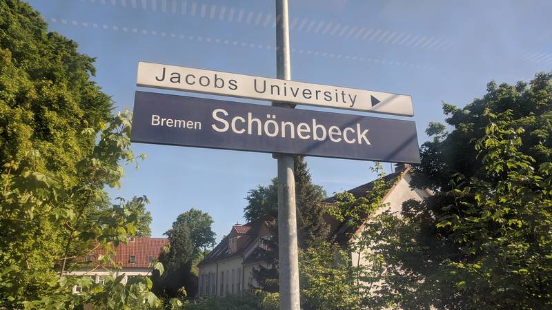 Bahnhofsschild Bremen-Schönebeck 2005210922.jpg