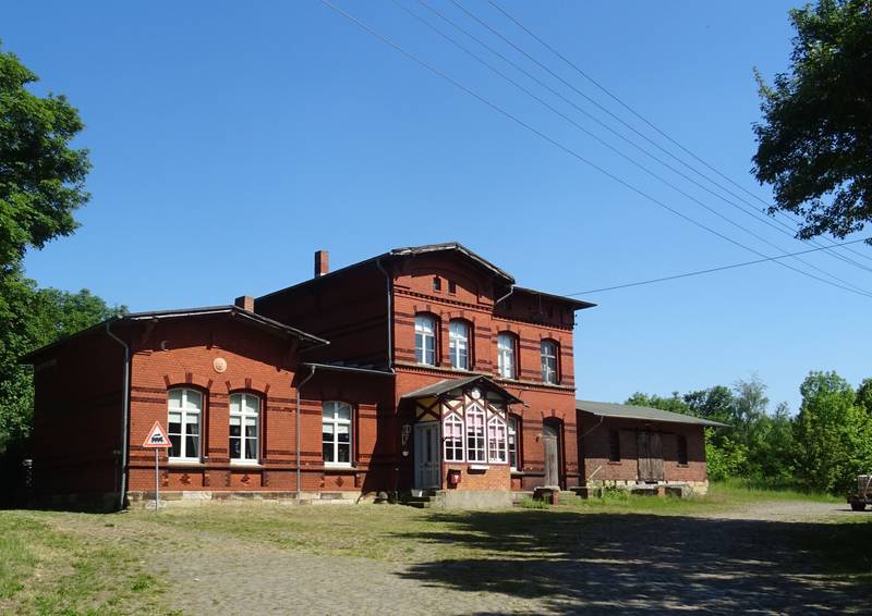 Bahnhofsgebäude Dedeleben vom Vorplatz aus gesehen