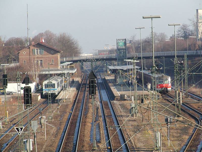 Korntal, der Bahnhof von der Brücke aus gesehen, Mit 2 NE 81 Garnituren von 1993