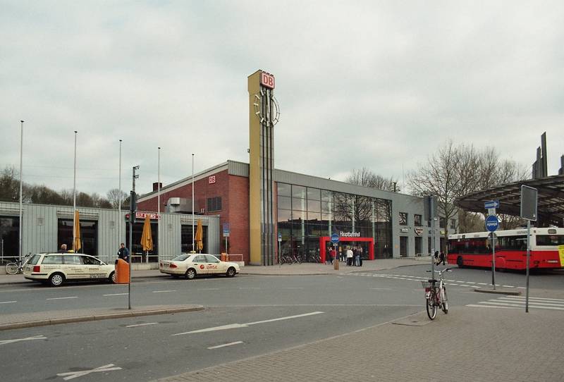 Das Empfangsgebäude des Recklinghäuser Hauptbahnhofes in Deutschland