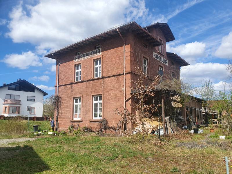 BahnhofHafenlohrSüdfassadeGleisseite.jpg