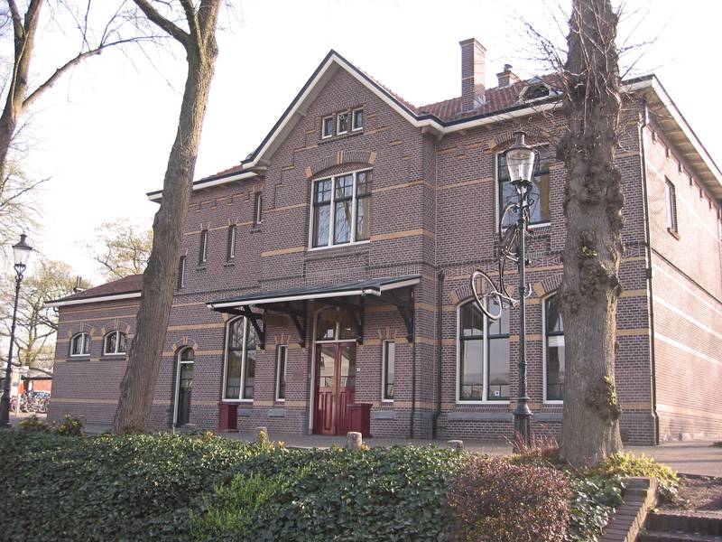 Lunteren station voorzijde valleilijn.jpg