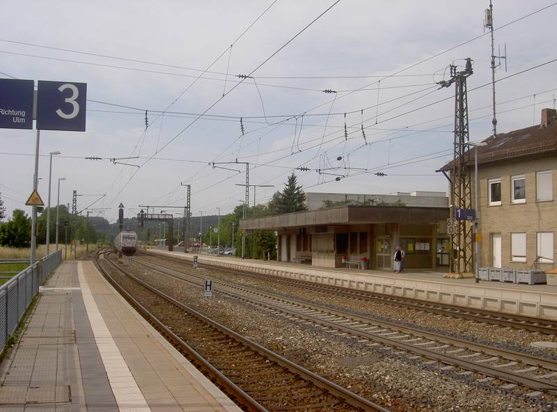 Intercity von Frankfurt nach Salzburg fährt durch den Bahnhof Amstetten (Württ).