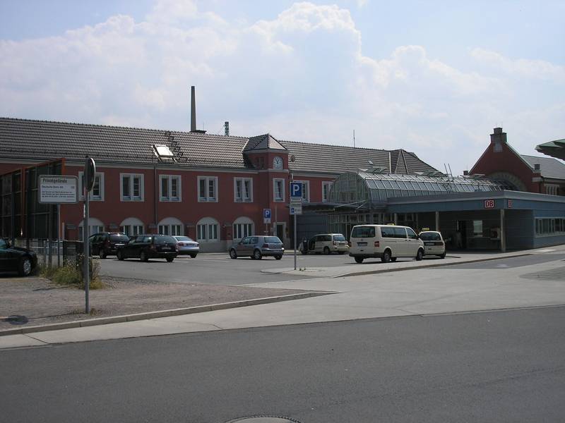 Das Bahnhofsgebäude von Saalfeld (Thüringen).