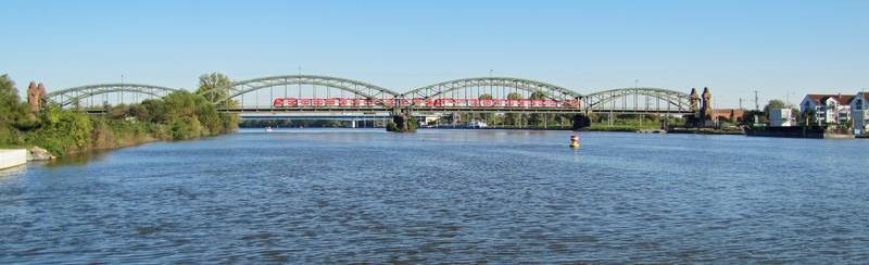 "Hochheimer Bruecke", left: (northern side) Kostheim, right: Gustavsburg, Hesse, Germany.