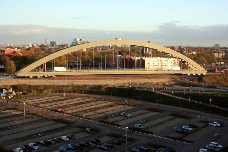 De tweede Vleutensespoorbrug wordt naar zijn plaats gereden
