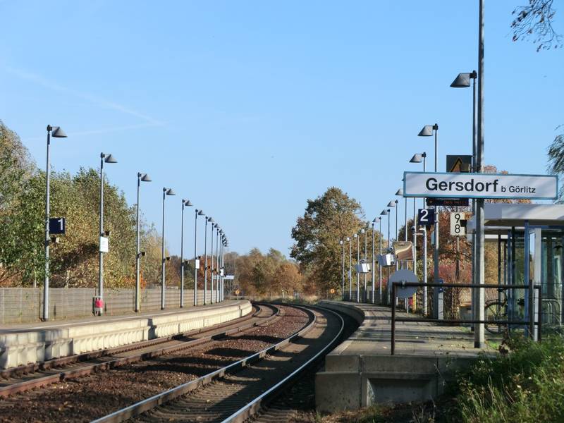 Bahnhof Gersdorf (Görlitz) vom Bahnhübergang aus gesehen
