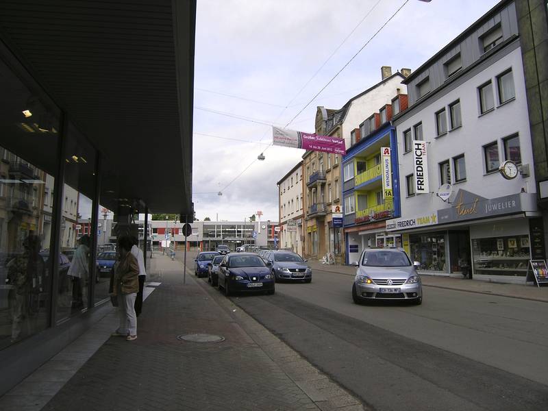 Die Bahnhofstraße in St. Wendel; Blick gegen die Fahrtrichtung mit Bahnhof im Hintergrund.