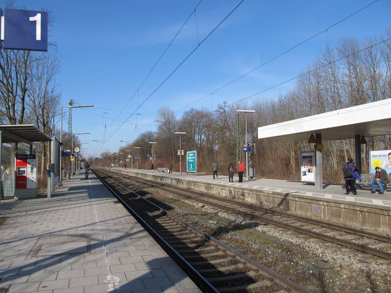 Bahnsteige des Bahnhofes München-Riem