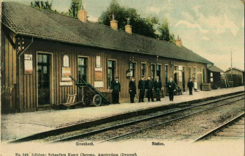 Gezicht op het N.S.M.-station Groesbeek te Groesbeek, met op het perron het stationspersoneel.