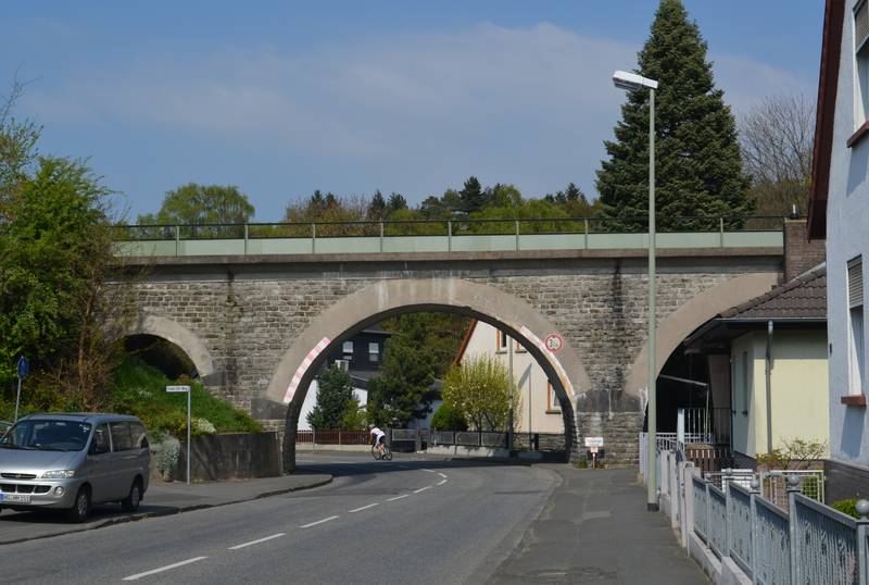 Anspach, Eisenbahnbrücke, Bahnhofstraße