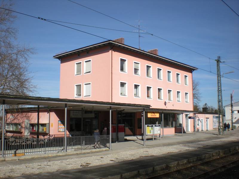 Empfangsgebäude des Bahnhofs Fürstenfeldbruck von der Gleisseite