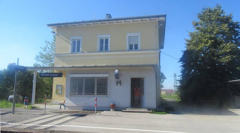 Das Empfangsgebäude des Bahnhofs Stetten (Schwab) von der Gleisseite.
