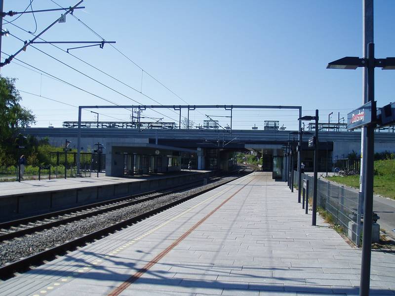 Ring line platforms at Danshøj S-train station.