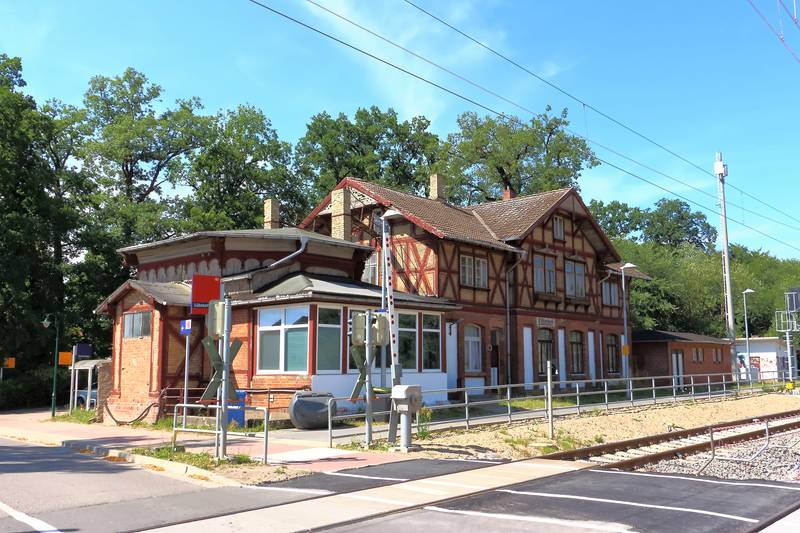 Empfangsgebäude Bahnhof Lübstorf am 29. Juli 2018 - Ostfassade.jpg