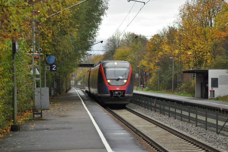 Euregiobahn unit 643 226 stopping at Eilendorf station. (November 2012)