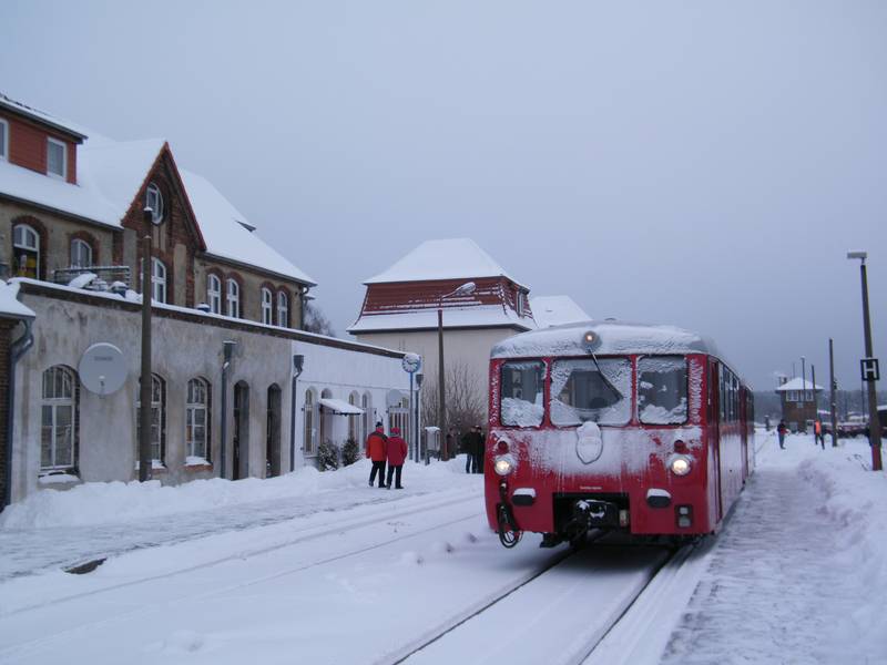 Bahnsteig des Bahnhofs Neustrelitz Süd, Dezember 2010 mit einer Sonderfahrt nach Feldberg