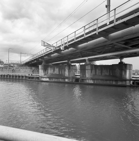 Spoorbrug bij Weert: Overzicht spoorbrug met landhoofden
