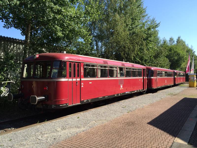 Schienenbusse der Passauer Eisenbahnfreunde auf der Ilztalbahn im Bahnhof Röhrnbach