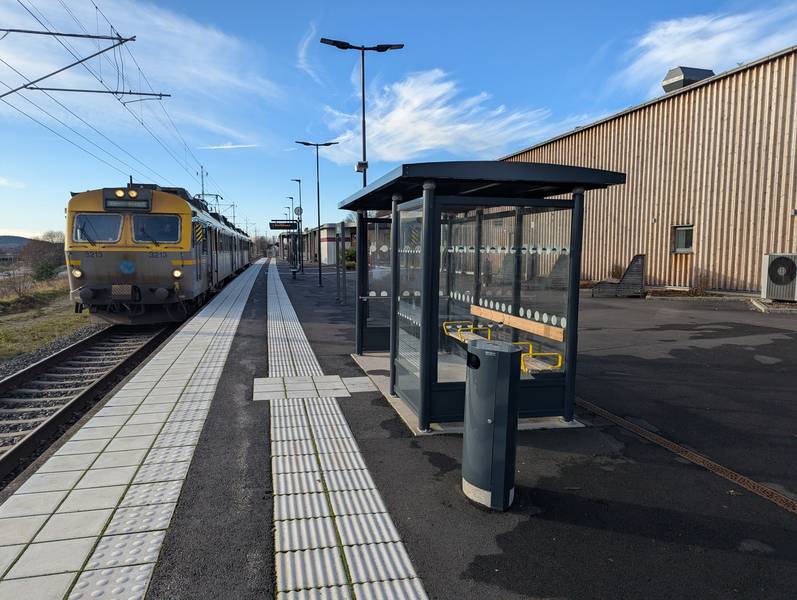 Tågperrongen i Kinna station med tåg från Västttåg den 4 november 2024.