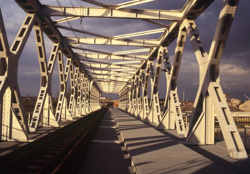 Vernieuwde sporen en nieuw bovenleiding bij de brug over de Rupel en kanaal.