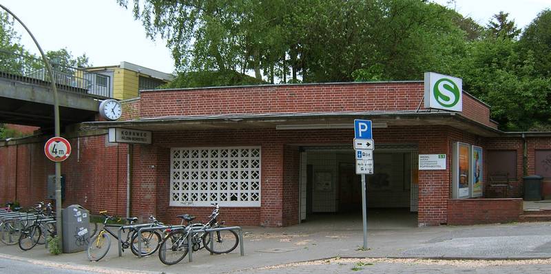 <ul><li>Bildbeschreibung: Hamburg, Klein Borstel, S-Bahnstation "Kornweg"</li>