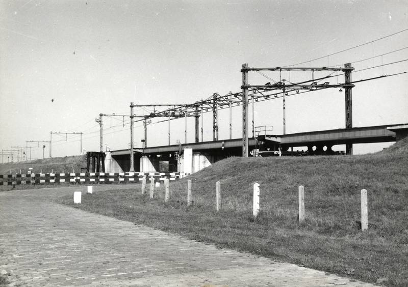 Gezicht op de spoorbrug over het van Harinxmakanaal ten zuiden van Leeuwarden.