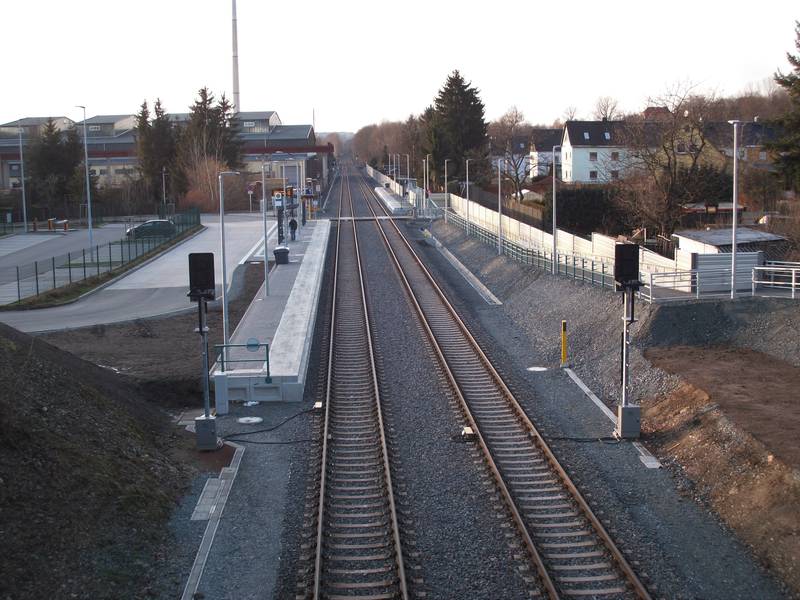 Hp. Chemnitz-Reichenhain, Blick von der Brücke Erfenschlager Str. (nach der Fertigstellung 2022) (1).jpg