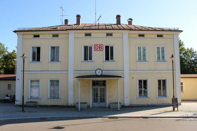 Frontaufnahme des DB Bahnhofes in Friedberg (Bayern)