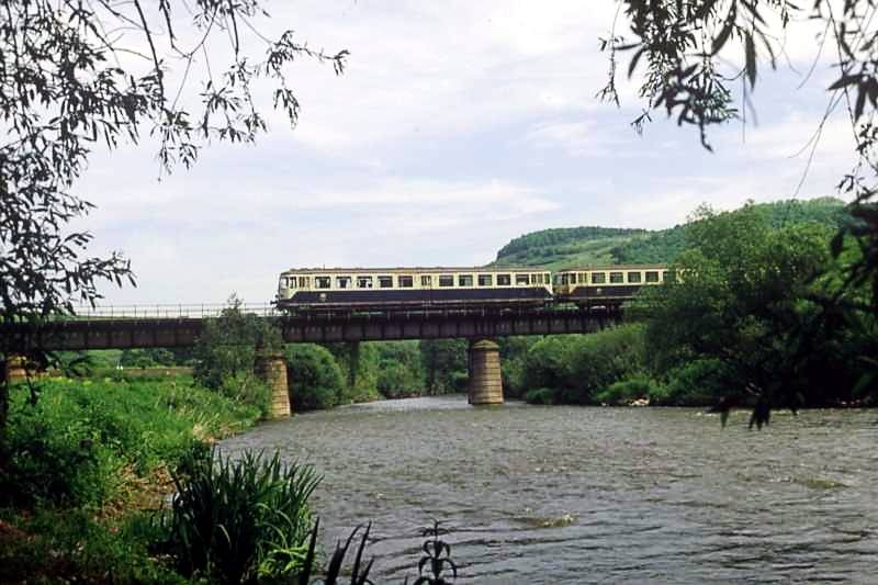 DB 515 536-1 im Jahr 1986 bei Überquerung der Nahe auf der Bayerischen Brücke