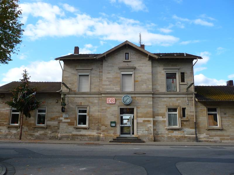Bahnhofsgebäude in Goddelau, einem Stadtteil von Riedstadt (Hessen, Deutschland)