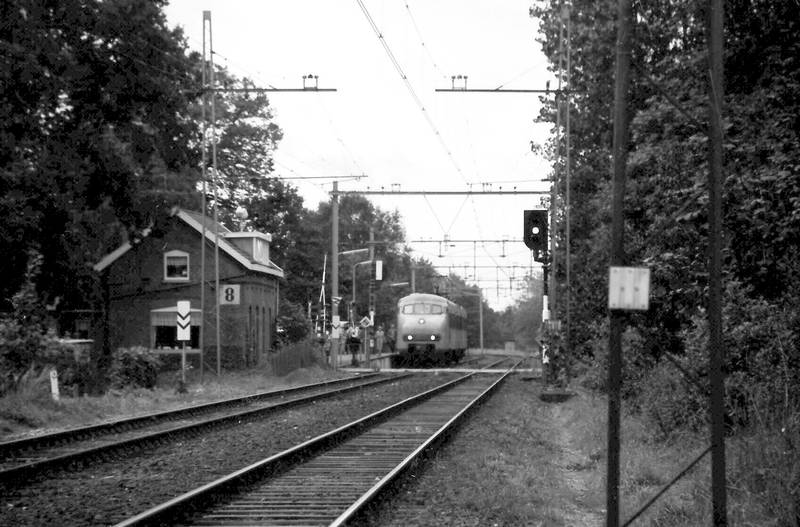 trein aan het peron, de passagiers stappen uit.