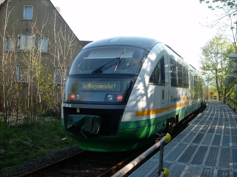 Vorderansicht eines Trilex (TLX) der Vogtlandbahn im Haltepunkt Seifhennersdorf