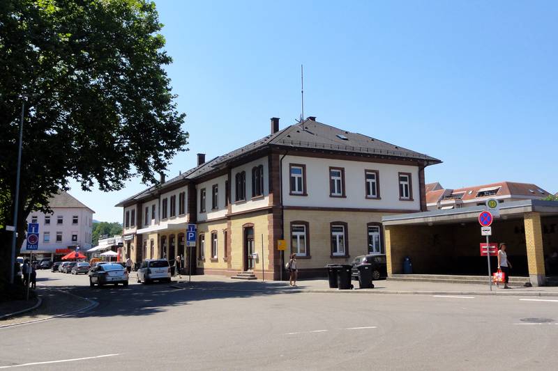 Bad Säckingen - Bahnhofsgebäude, Front 2012.JPG