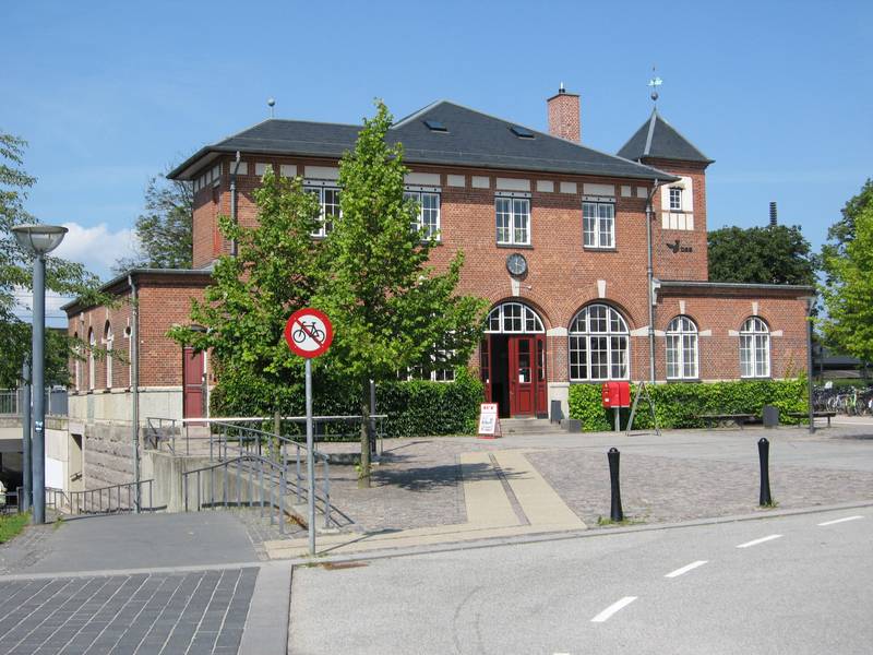 Humlebæk Station, entrance view.JPG