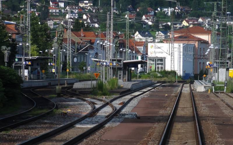 Überblick über die Bahnsteige des Bf Neckargemünd aus einem einfahrenden Zug.