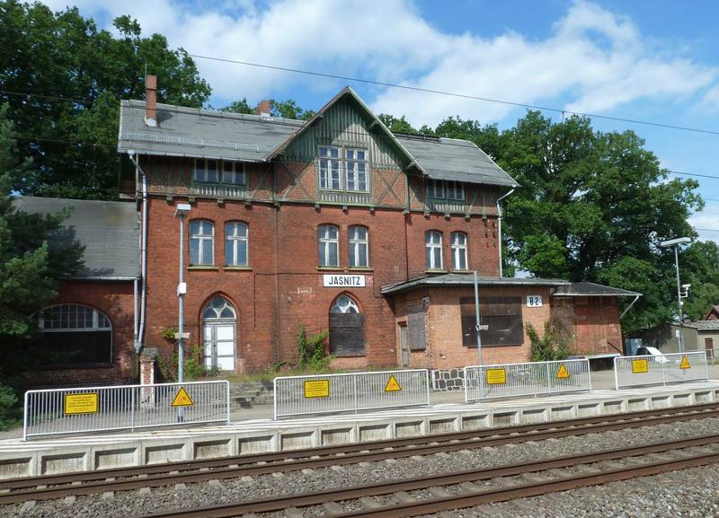 Bahnhof  Jasnitz (2012), Empfangsgebäude, Gleisseite
