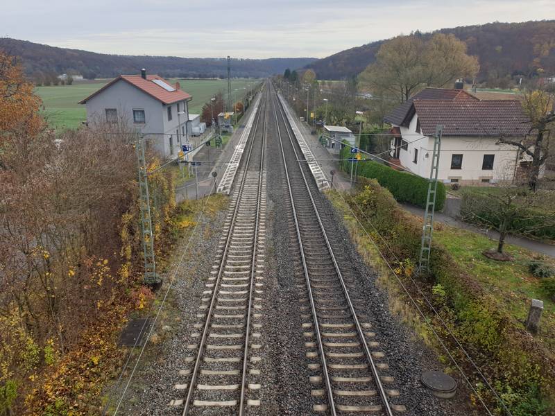 Überblick über den Haltepunkt von der nahegelegenen Brücke aus