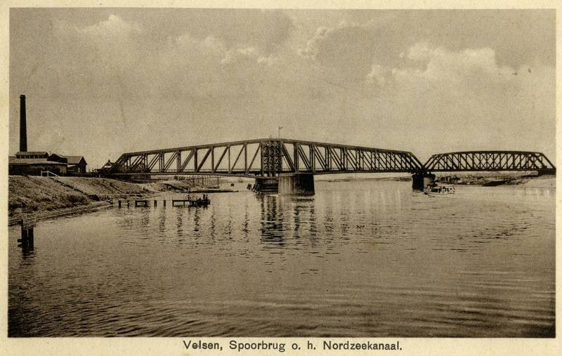 Gezicht op de spoorbrug (draaibrug) over het Noordzeekanaal te Velsen.