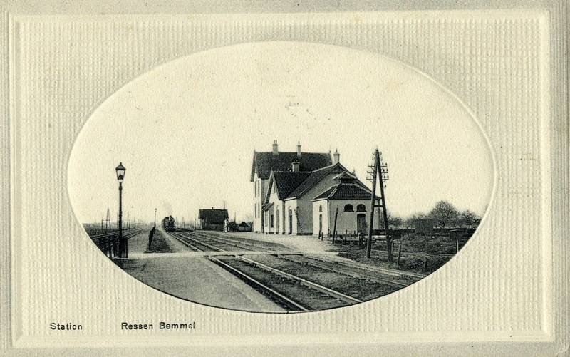 Gezicht op het S.S.-station Ressen-Bemmel te Ressen.