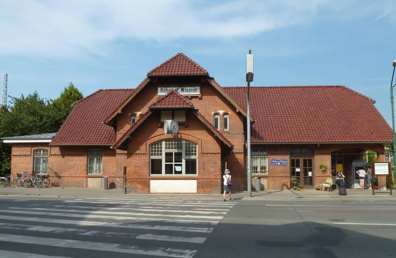 Bahnhof Wismar, denkmalgeschütztes Vorgebäude, Stadtseite