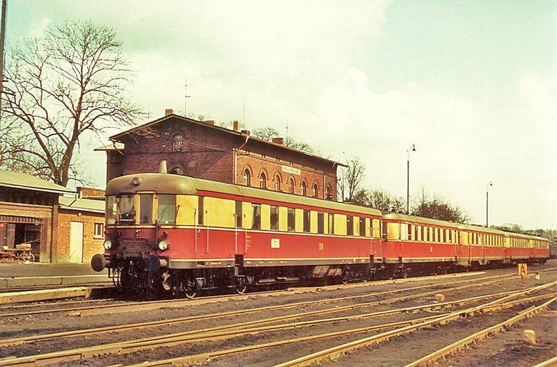 Triebwagenzug mit VT 137 Eilzugwagengrundriss im Bahnhof Hirschfelde, fotografiert von Georg Otte